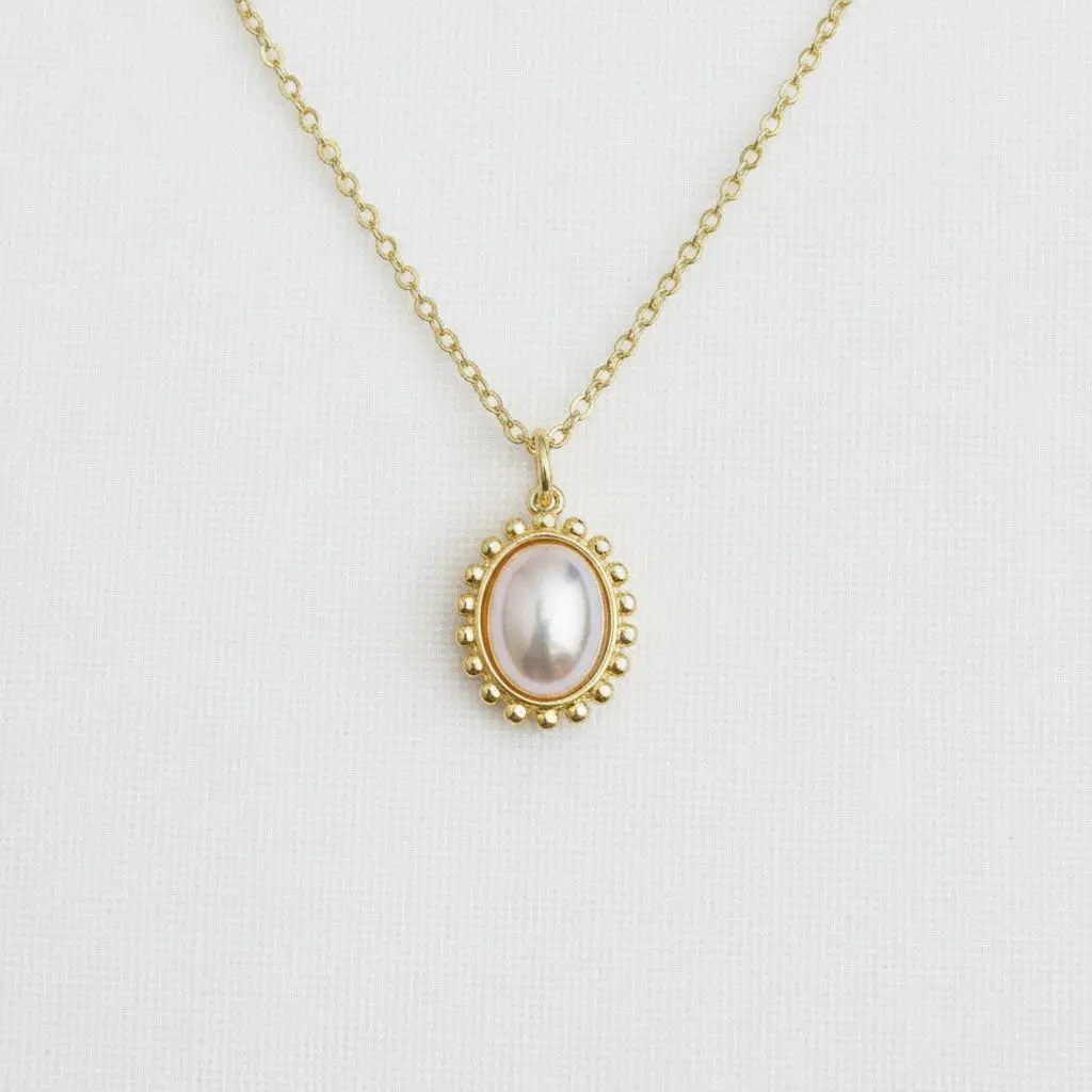 Chic Vintage Pearl Necklace with Elegant Design