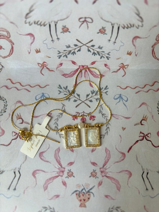 Center Pearl Scapular